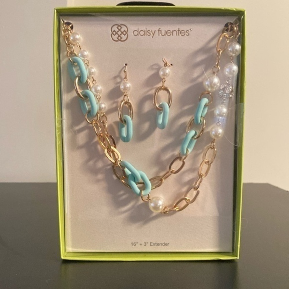 Daisy Fuentes Gold and Blue Necklace Elegant Design